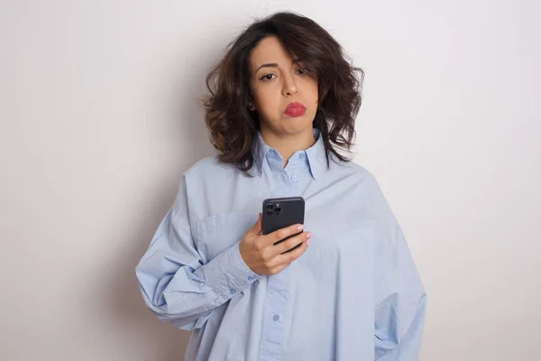 Mladý Krásný Smutný Businesswoman Nosit Modré Tričko Přes Bílou Zeď — Stock fotografie