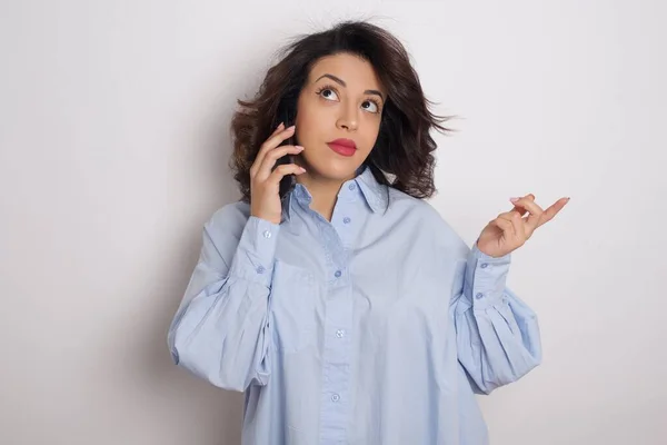 Mulher Negócios Bonita Vestindo Camisa Azul Sobre Parede Branca Com — Fotografia de Stock