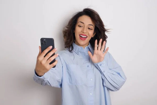 Joven Hermosa Mujer Vistiendo Camisa Azul Con Smartphone Estudio Tomando — Foto de Stock