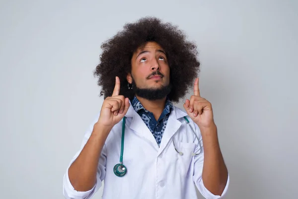 Horizontale Aufnahme Eines Erfolgreich Freundlich Aussehenden Jungen Arztes Medizinischer Uniform — Stockfoto