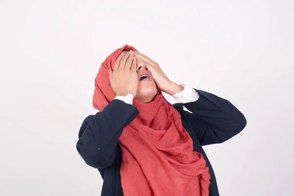 ショックを受けたパニックなイスラム教徒の女性は 顔を覆う目に手を握るスタイリッシュな服を着て 恐怖に満ちている間に絶望と欲求不満で叫び 口が開いた — ストック写真