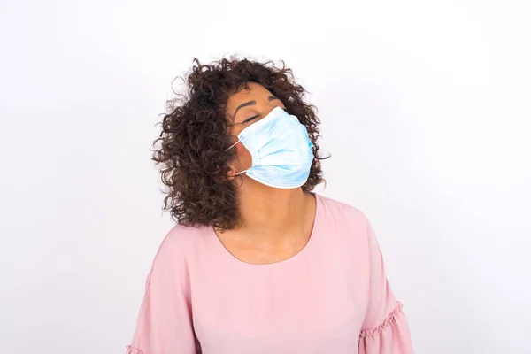 Jonge Vrouw Met Gezichtsmasker Met Ogen Dicht Geïsoleerd Witte Achtergrond — Stockfoto