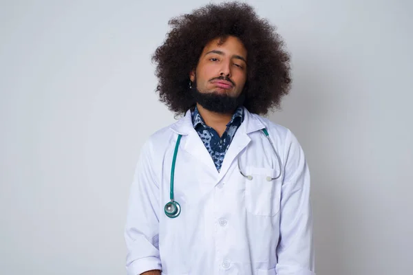 Sombrío Aburrido Médico Afroamericano Frunce Ceño Mirando Hacia Arriba Molesto — Foto de Stock