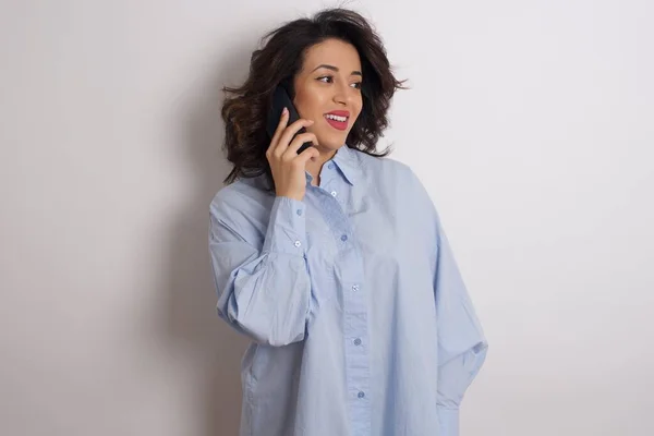 Junge Schöne Frau Blauem Hemd Unterhält Sich Mit Smartphone Studio — Stockfoto