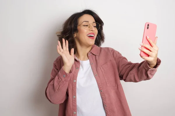 Jonge Mooie Vrouw Met Smartphone Selfie Studio Arabische Vrouw Draagt — Stockfoto