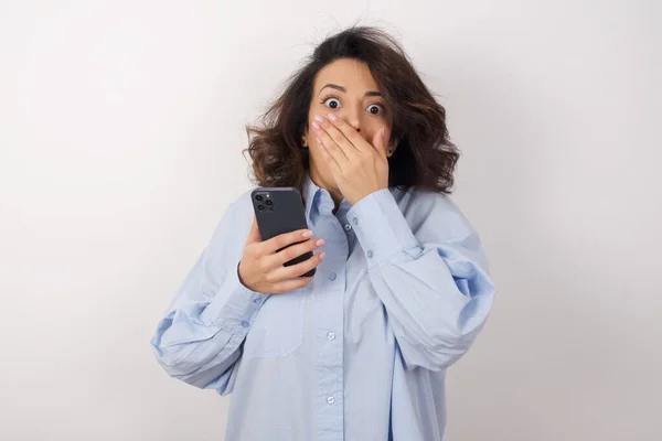 Mooie Zakenvrouw Draagt Blauw Shirt Witte Muur Met Smartphone Verward — Stockfoto