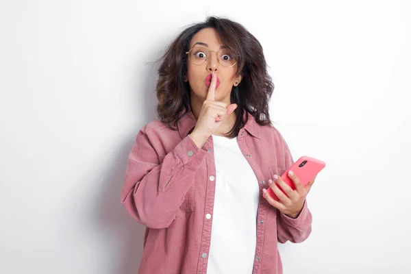 Překvapená Brunetka Arabka Žena Růžové Košili Dělá Gesto Mlčení Drží — Stock fotografie