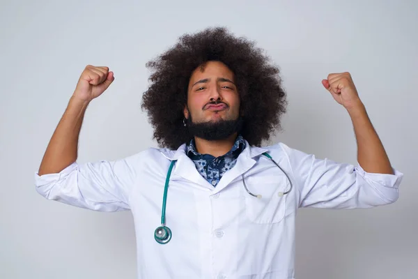 Taillierte Aufnahme Eines Afroamerikanischen Arztes Der Die Arme Hebt Muskeln — Stockfoto