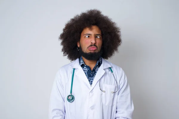 Lustiger Komiker Arztuniform Kreuzt Die Augen Hat Mit Unbeholfenem Gesichtsausdruck — Stockfoto