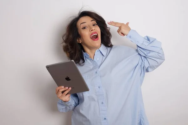 Joven Hermosa Mujer Negocios Vistiendo Camisa Azul Sobre Pared Blanca — Foto de Stock