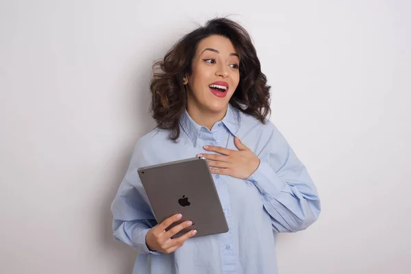 Joven Hermosa Mujer Negocios Con Camisa Azul Sobre Pared Blanca — Foto de Stock