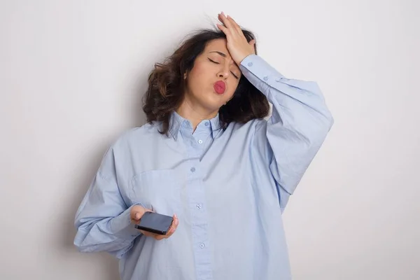 Jong Mooi Zakenvrouw Dragen Blauw Shirt Witte Muur Met Smartphone — Stockfoto