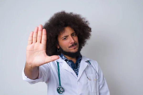 Junger Arzt Medizinischer Uniform Macht Stop Geste Mit Der Handfläche — Stockfoto