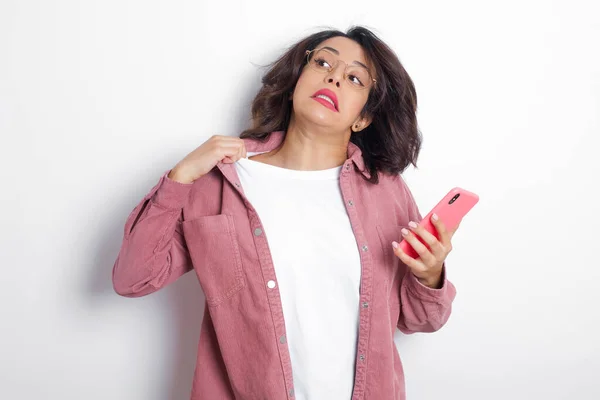 Femme Arabe Brune Portant Une Chemise Rose Stressée Anxieuse Fatiguée — Photo