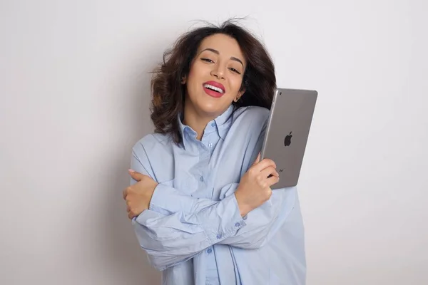 Jong Mooi Zakenvrouw Dragen Blauw Shirt Witte Muur Holding Tablet — Stockfoto