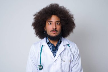 Doktor üniforma giyiyor, arkadaşlarıyla tanışacağı için heyecanlanıyor ve güzel bir gün geçirmek için dışarı çıkıyor..