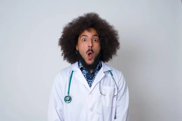 Attraktive Junge Ärztin Medizinischer Uniform Mit Betäubtem Und Schockiertem Blick — Stockfoto