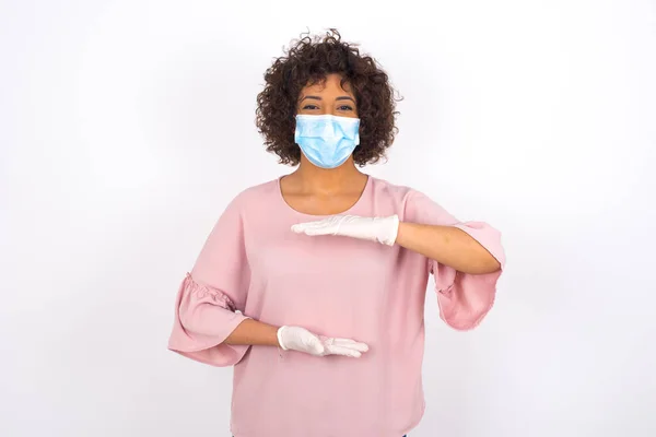 Jonge Vrouw Het Gezicht Masker Toont Iets Geïsoleerd Witte Achtergrond — Stockfoto