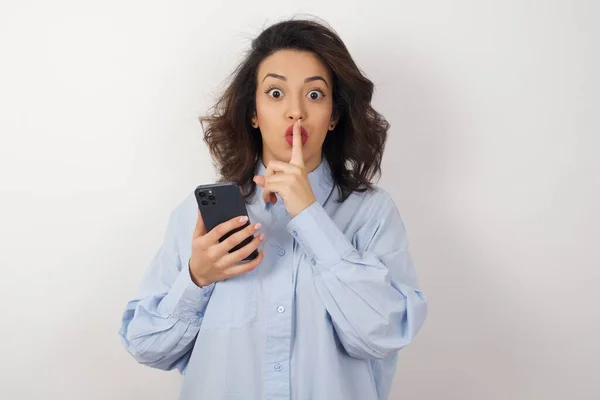 Mooie Zakenvrouw Draagt Blauw Shirt Witte Muur Met Smartphone Met — Stockfoto