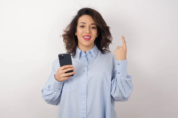Krásná Evropská Podnikatelka Modré Košili Chytrým Telefonem Ukazuje Nahoru Studiu — Stock fotografie