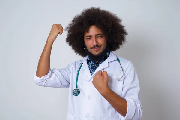 Afroamerikanische Arzt Mann Glücklich Und Aufgeregt Ausdruck Siegergeste Erfolgreich Und — Stockfoto