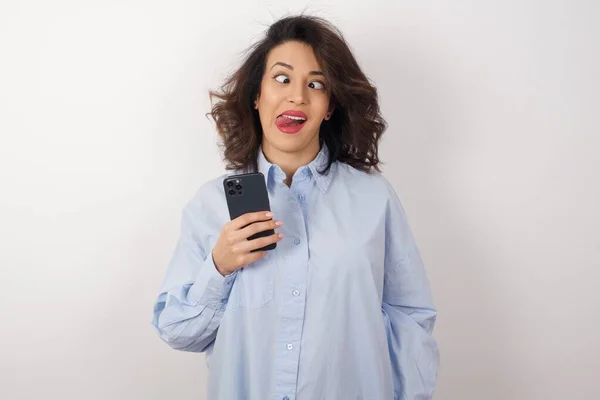 Mulher Negócios Europeia Bonita Vestindo Camisa Azul Com Smartphone Mostrando — Fotografia de Stock