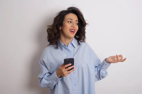 Jovem Mulher Bonita Vestindo Camisa Azul Com Smartphone Estúdio Sorrindo — Fotografia de Stock