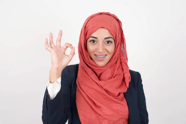 Радостная Привлекательная Мусульманка Носящая Хиджаб Показывает Знак Рукой Выражает Одобрение — стоковое фото