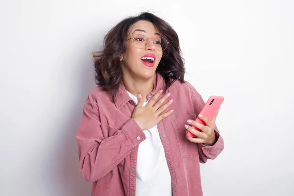 Alegre Morena Árabe Mujer Con Camisa Rosa Expresa Emociones Positivas — Foto de Stock