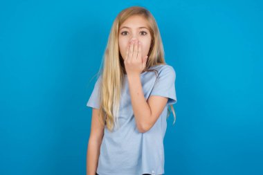 - Evet. Sanırım ben söyledim! Kapalı portre güzel beyaz kız tişört giyiyor ağız avuç içi açık, büyük gözlerle kameraya bak..