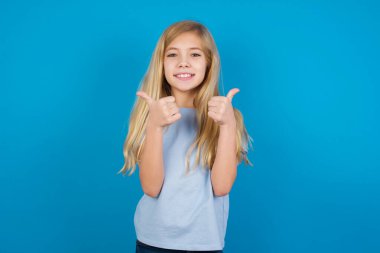 İyimser, güzel, beyaz tişört giyen, olumlu duygular gösteren bir kız. Kalite ve tavsiye kavramı.