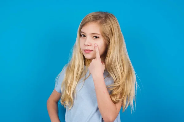 Linda Menina Caucasiana Vestindo Camiseta Azul Olhando Observando Mantendo Olho — Fotografia de Stock