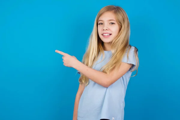 Mooi Blank Meisje Draagt Blauw Shirt Wijzend Glimlachend Naar Jou — Stockfoto