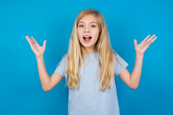 Bela Menina Caucasiana Vestindo Azul Shirt Levantando Mãos Tendo Olhos — Fotografia de Stock