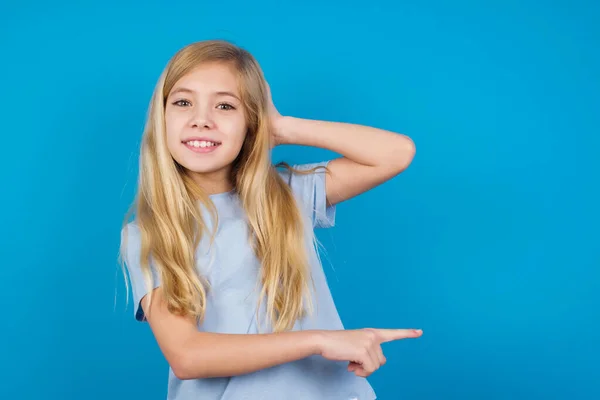 Beautiful Caucasian Girl Wearing Blue Shirt Feeling Positive Has Amazed — Stock Photo, Image