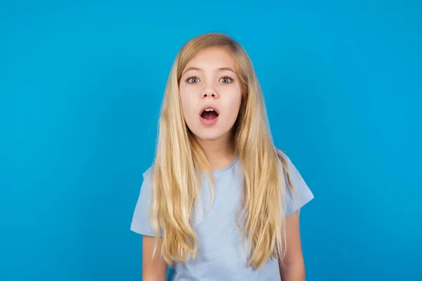 Prachtig Blank Meisje Draagt Blauw Shirt Met Een Verblufte Geschokte — Stockfoto