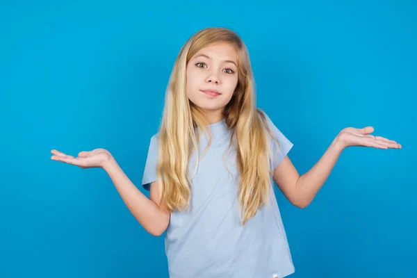 Forse Dubbia Bella Ragazza Caucasica Che Indossa Blu Shirt Spalle — Foto Stock