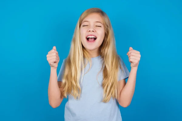 Schöne Kaukasische Mädchen Blauen Shirt Jubelt Über Seinen Erfolg Und — Stockfoto