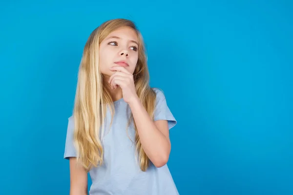 Tiro Contemplativa Pensativa Bela Menina Caucasiana Vestindo Camiseta Azul Mantém — Fotografia de Stock