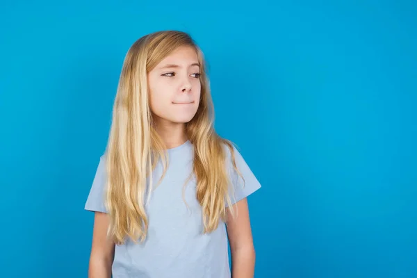 Amazed Puzzled Beautiful Caucasian Girl Wearing Blue Shirt Curves Lips — Stock Photo, Image