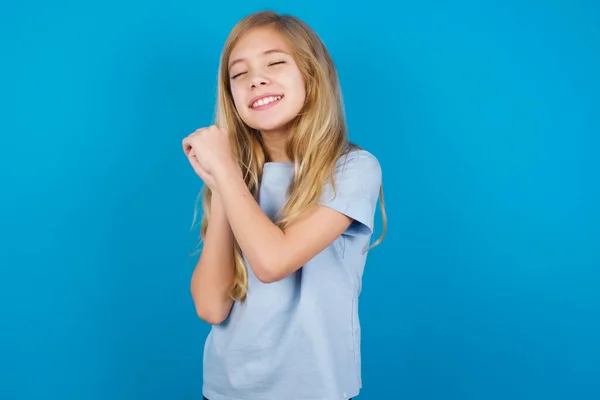 Verträumt Schönes Kaukasisches Mädchen Blauem Shirt Mit Angenehmem Gesichtsausdruck Schließt — Stockfoto