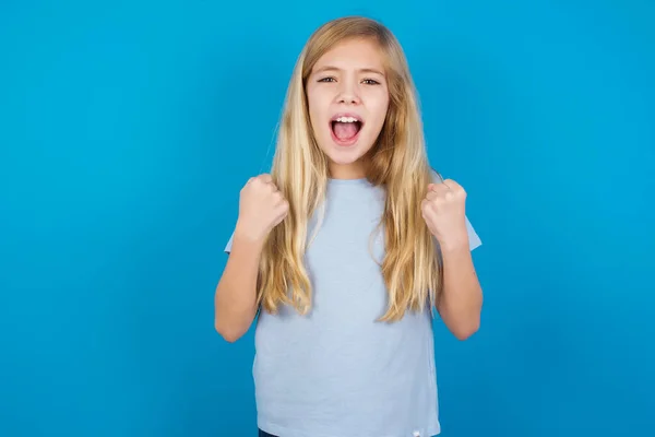 Bela Menina Caucasiana Vestindo Camiseta Azul Regozijando Sucesso Vitória Cerrando — Fotografia de Stock