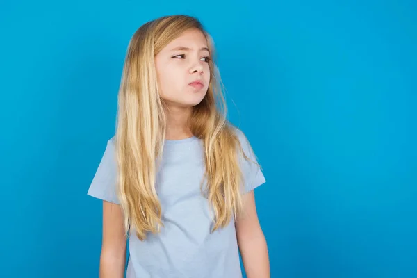 Vacker Kaukasiska Flicka Bär Blå Shirt Tittar Pensively Sidan Planerar — Stockfoto