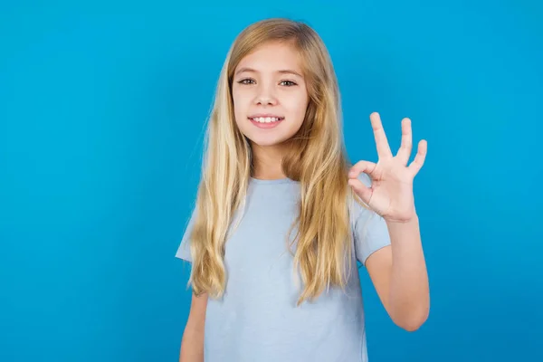 Щаслива Красива Біла Дівчина Блакитній Футболці Показує Знак Рукою Виражає — стокове фото