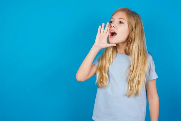 Linda Menina Caucasiana Vestindo Azul Shirt Vista Perfil Olhando Feliz — Fotografia de Stock