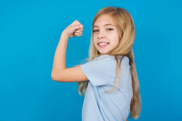 Belle Fille Caucasienne Portant Shirt Bleu Montrant Les Muscles Après — Photo