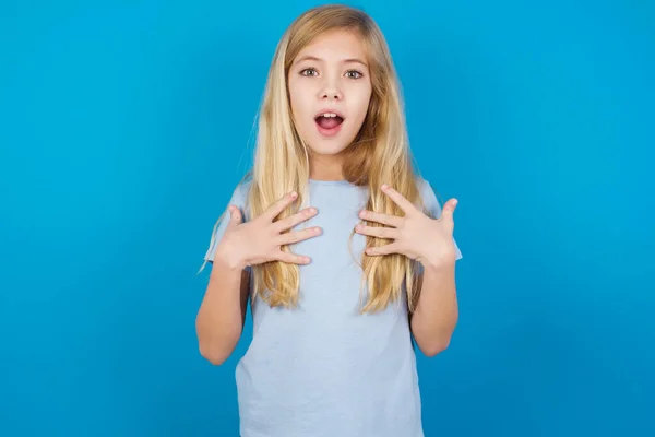 Bella Ragazza Caucasica Indossa Blu Shirt Tiene Mani Sul Petto — Foto Stock