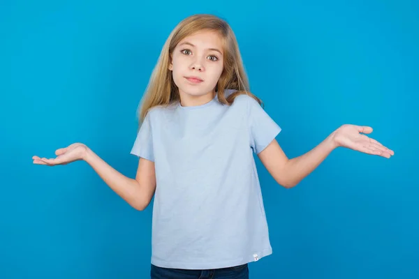 Puzzled Clueless Beautiful Caucasian Girl Wearing Blue Shirt Arms Out — Stock Photo, Image