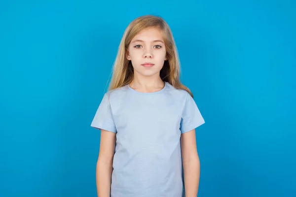 Mavi Tişört Giyen Neşeli Beyaz Kız Kameraya Bakıyor Bir Şey — Stok fotoğraf
