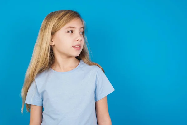 Porträtt Vackra Kaukasiska Flicka Bär Blå Shirt Spänner Tänderna Och — Stockfoto